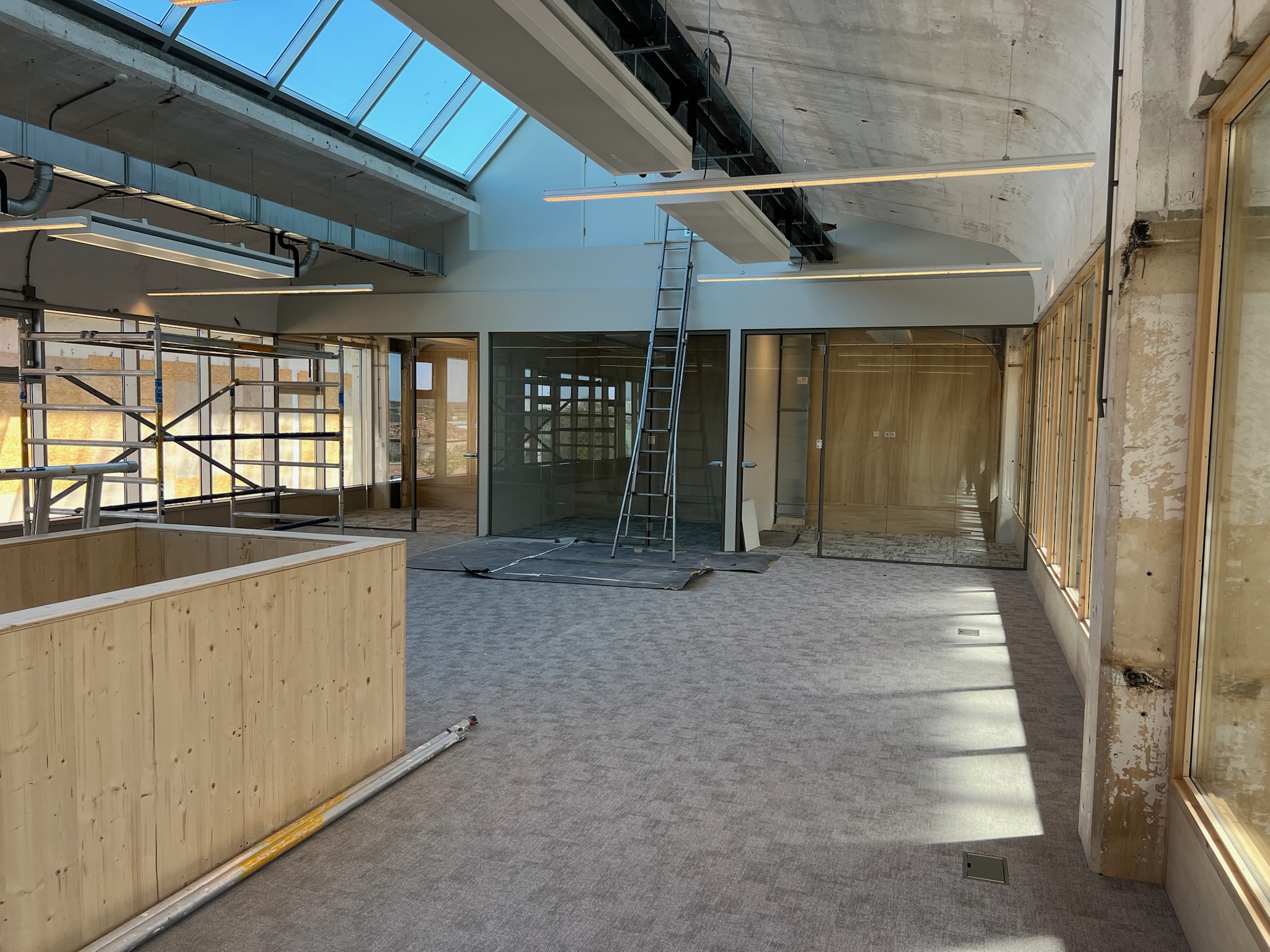 Arnhem IPKW, glaswand met houtkozijn