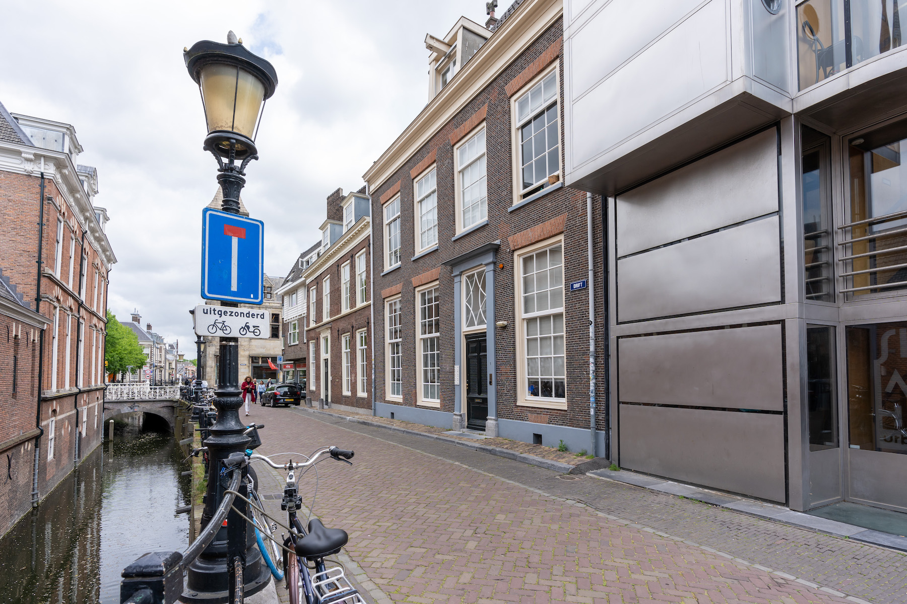 Monumentaal pand aan de Drift in Utrecht, gevel met aangrenzend grachtwater