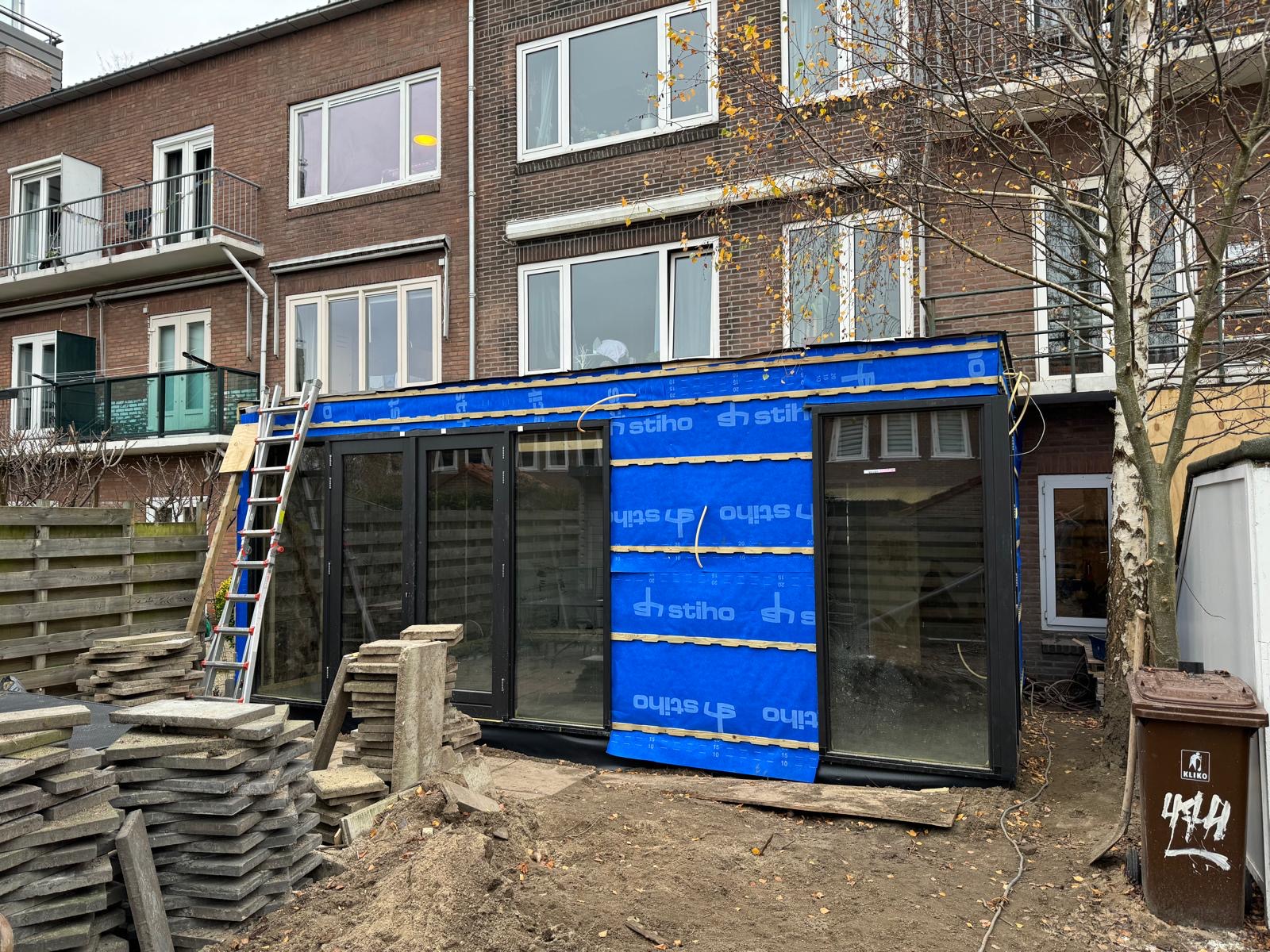 De aanbouw tijdens de bouw