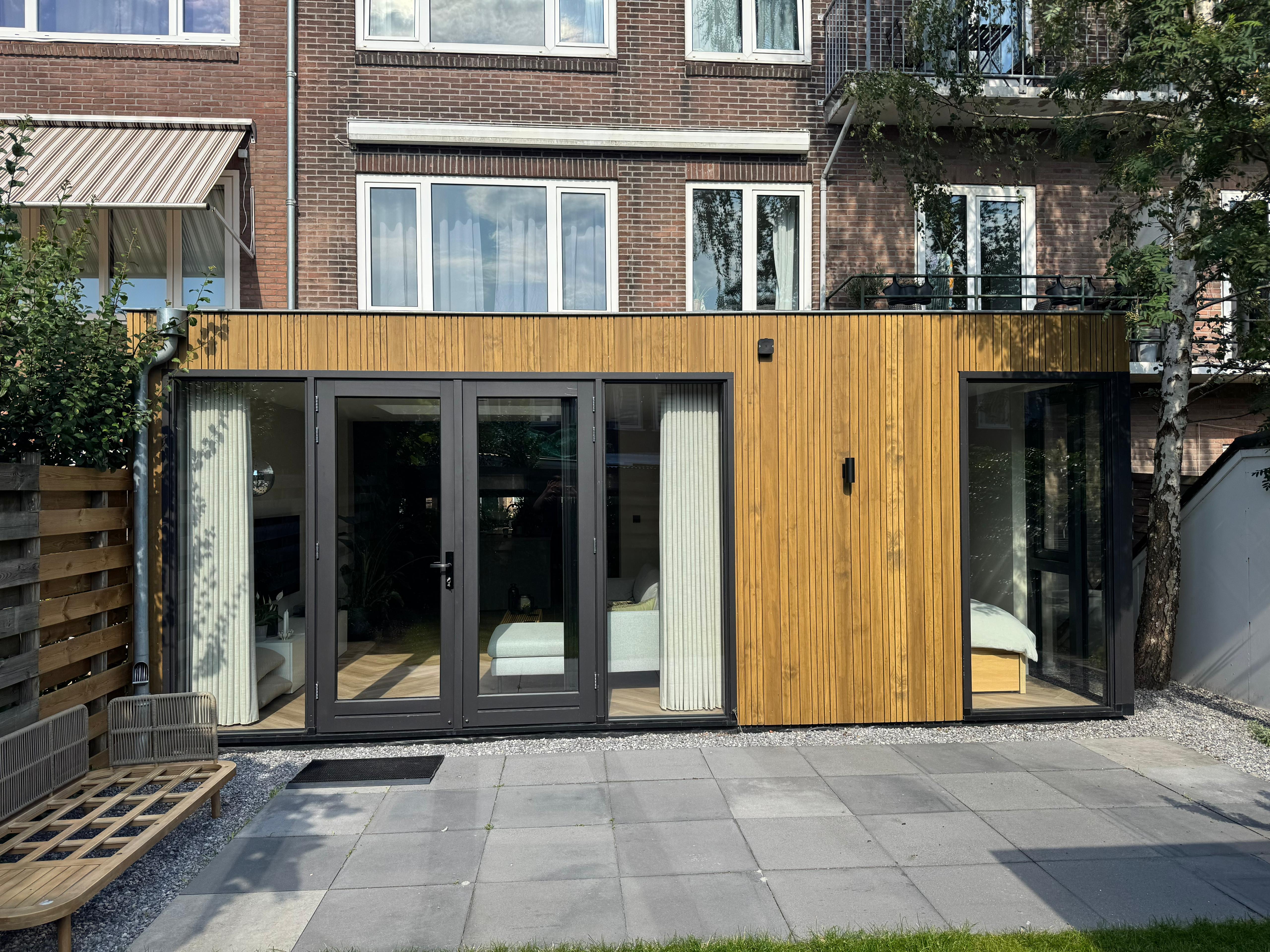 Uitbouw in Utrecht afgewerkt met Accoya barcode-latten