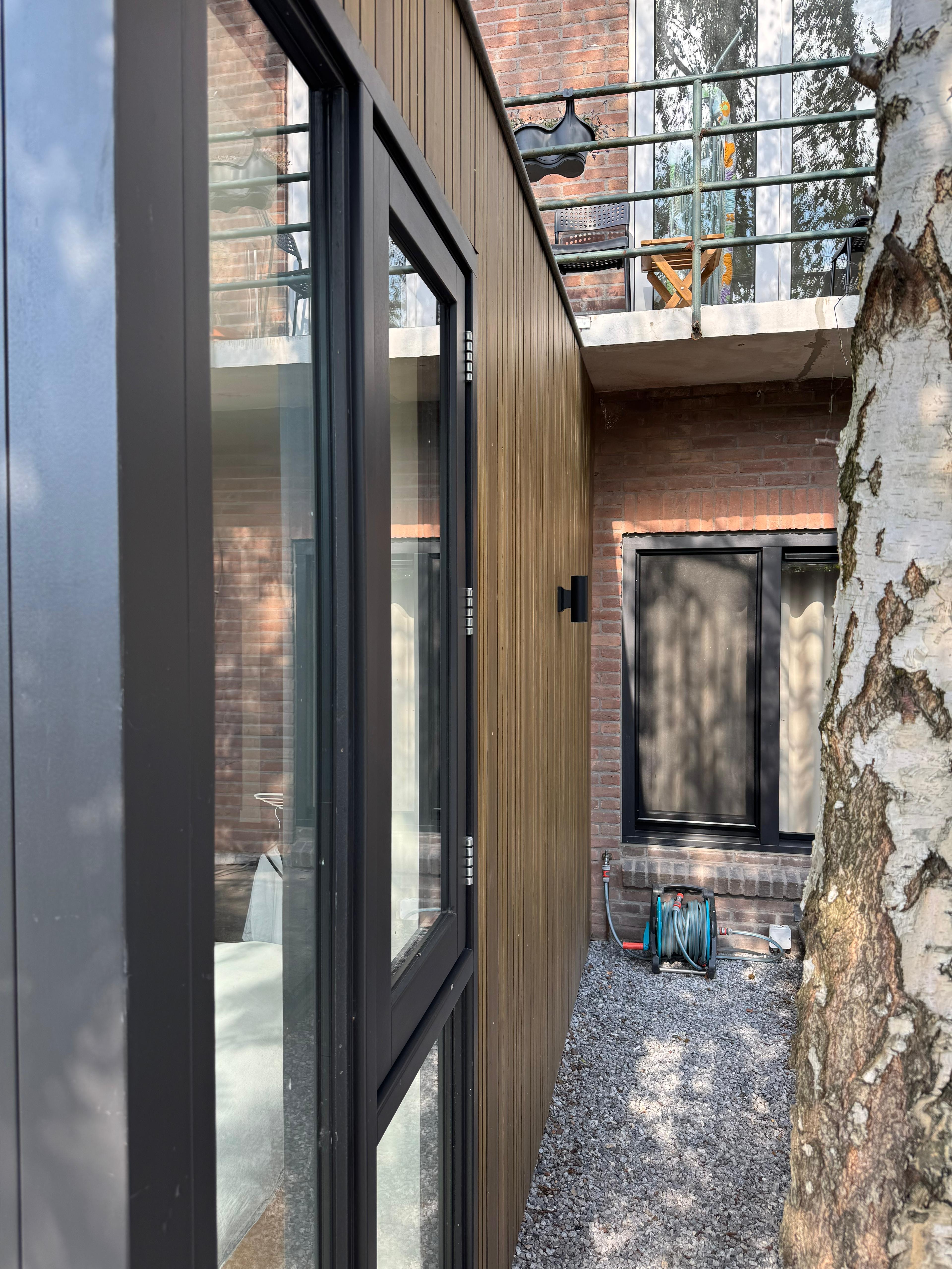 Detail van de Accoya houten gevelbekleding