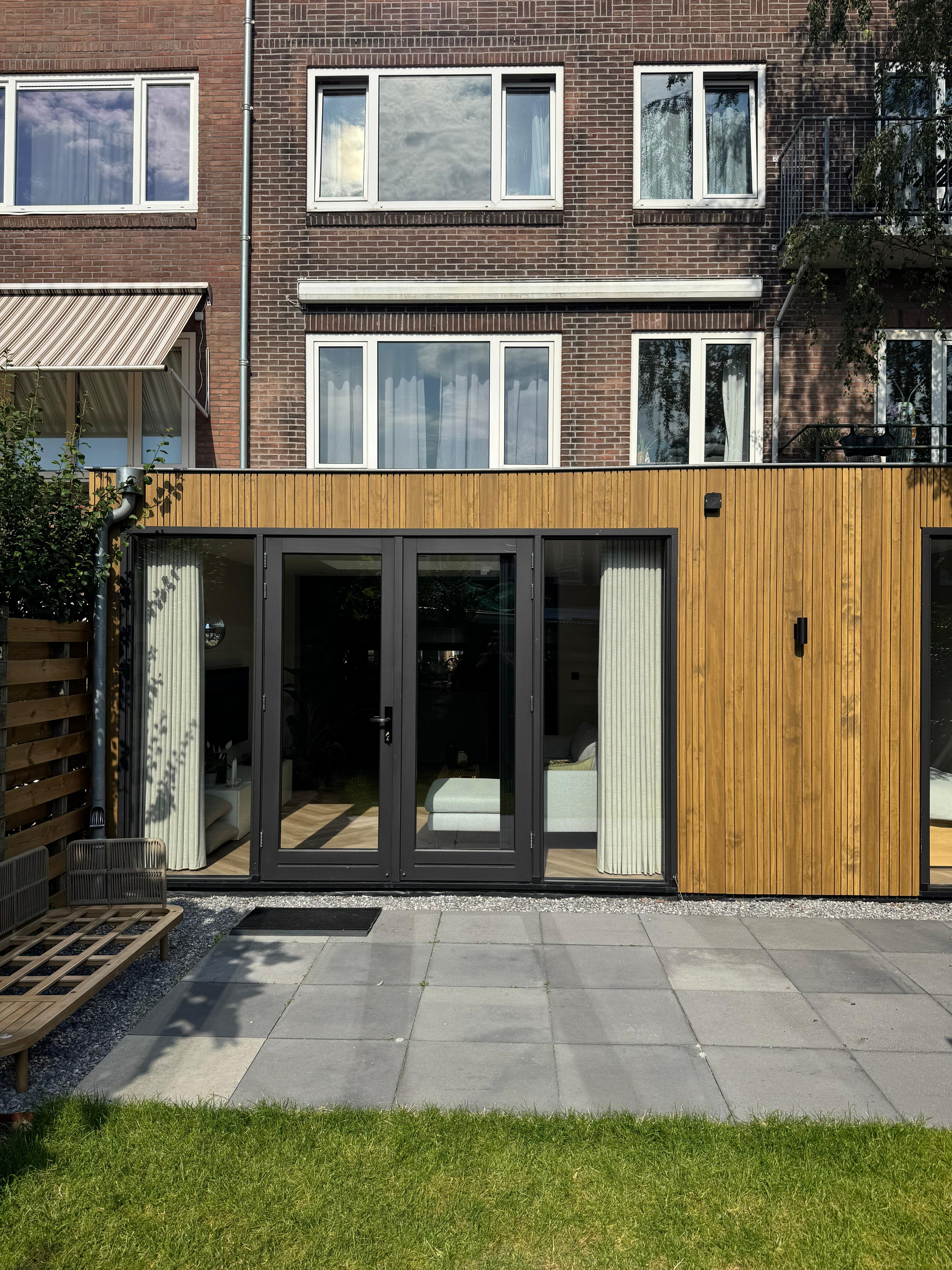 Aanbouw met Accoya gevel en zwarte kozijnen, gezien vanuit de tuin