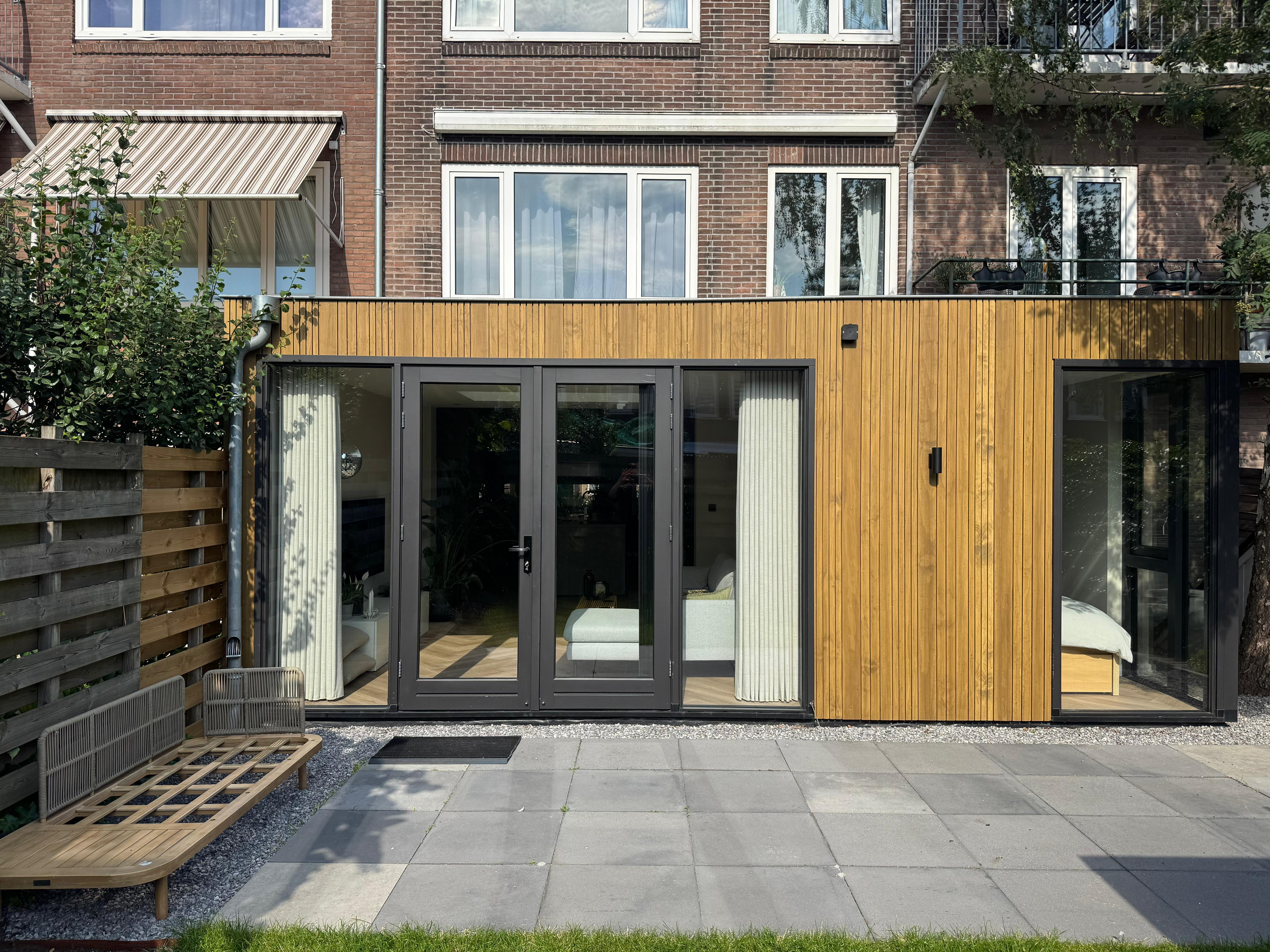 Uitbouw Utrecht, afgewerkte aanbouw met openslaande deuren naar de tuin