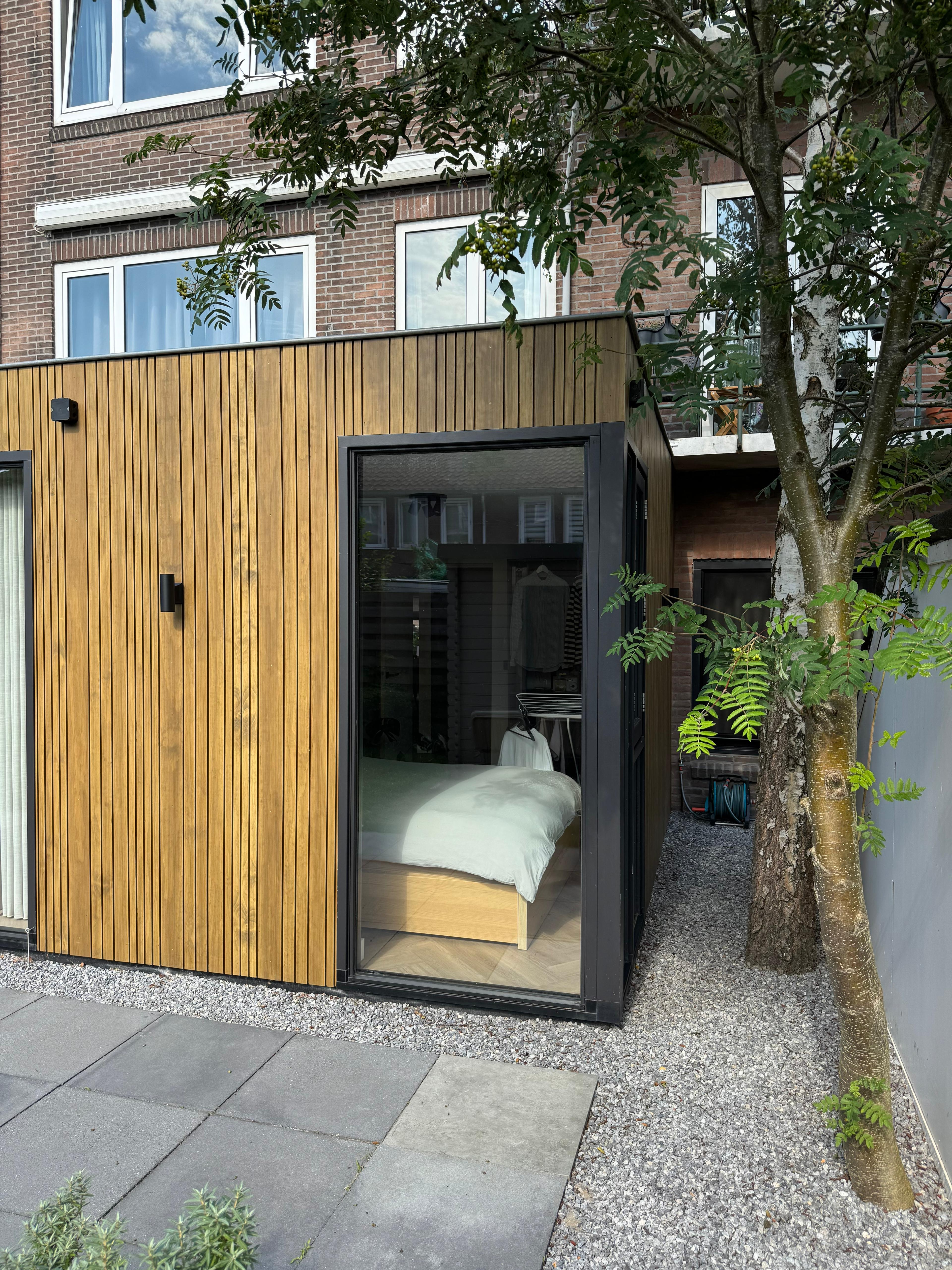 Hoekraam met zicht op het interieur van de aanbouw