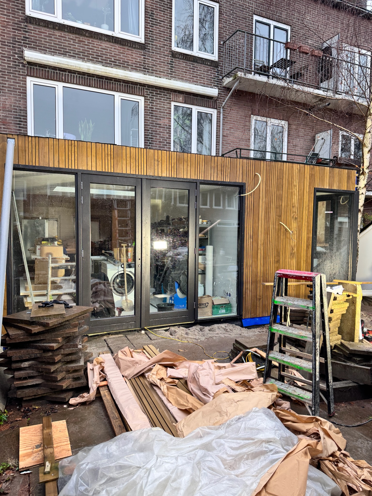 Uitbouw in Utrecht afgewerkt met Accoya barcode-latten